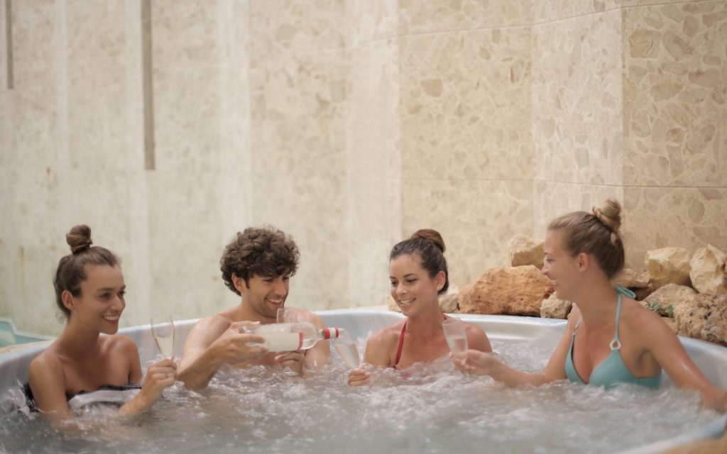 Luxe jacuzzi in tuin - tips voor aanschaf van een jacuzzi met juiste isolatie en energieverbruik