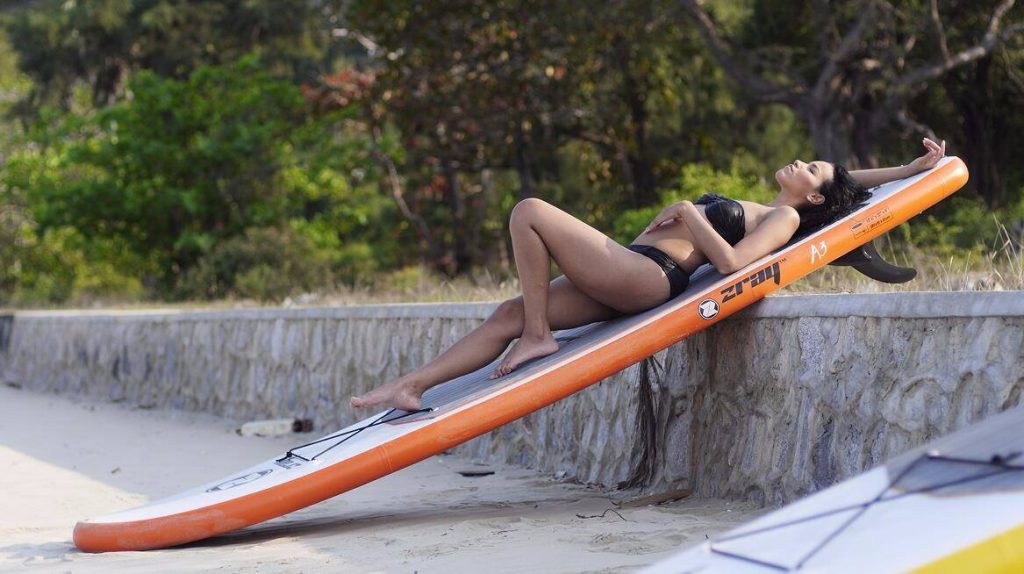 Supper in balans op sup board demonstreert het belang van stabiliteit en evenwicht op het water