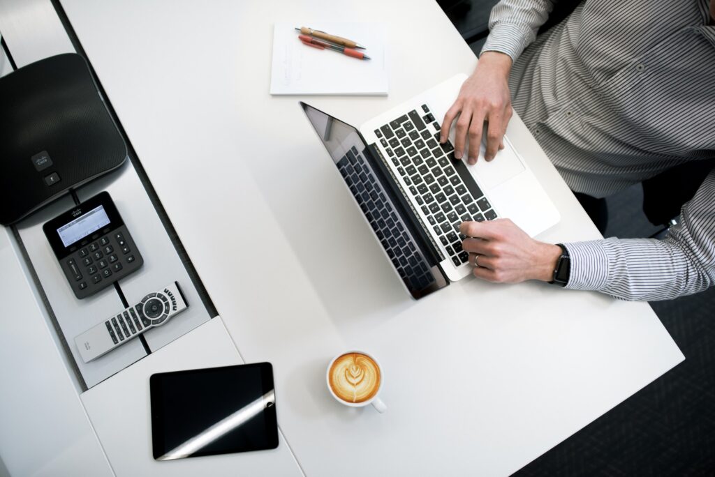 Vier tips om een bedrijf te starten: hobby's gebruiken, online ondernemen, social media en specialisme inzetten voor succes.