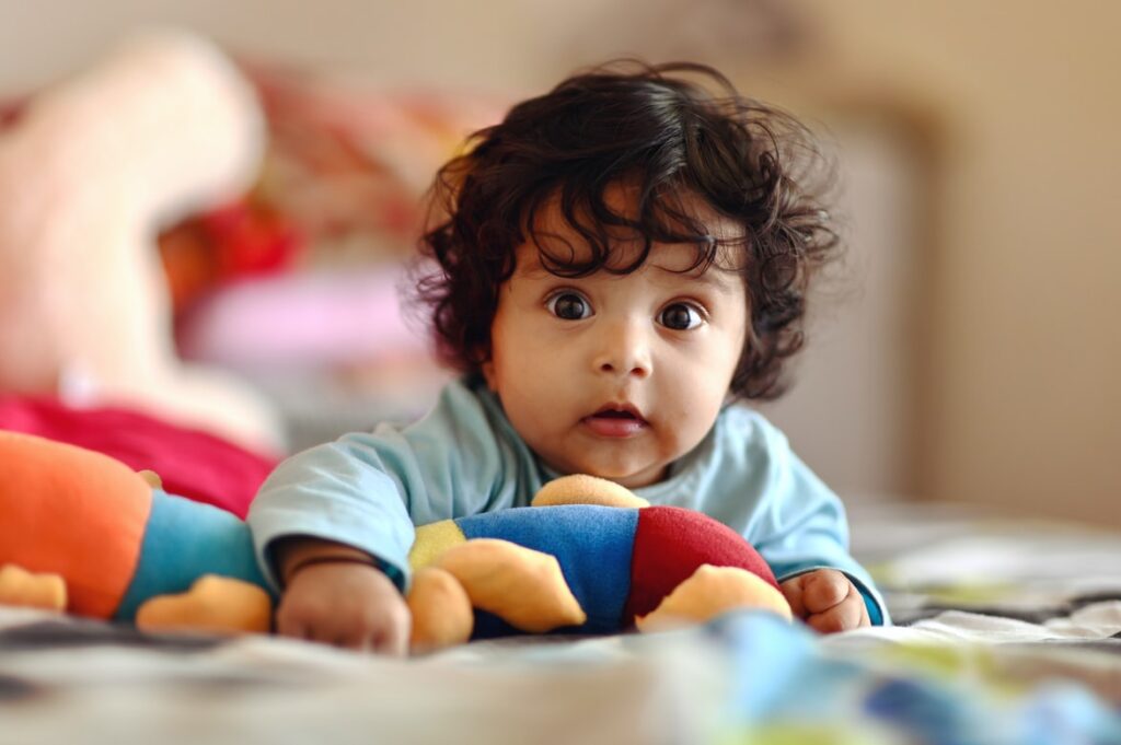 Houten rammelaar als beste speelgoed voor baby's - veilig en stimulerend