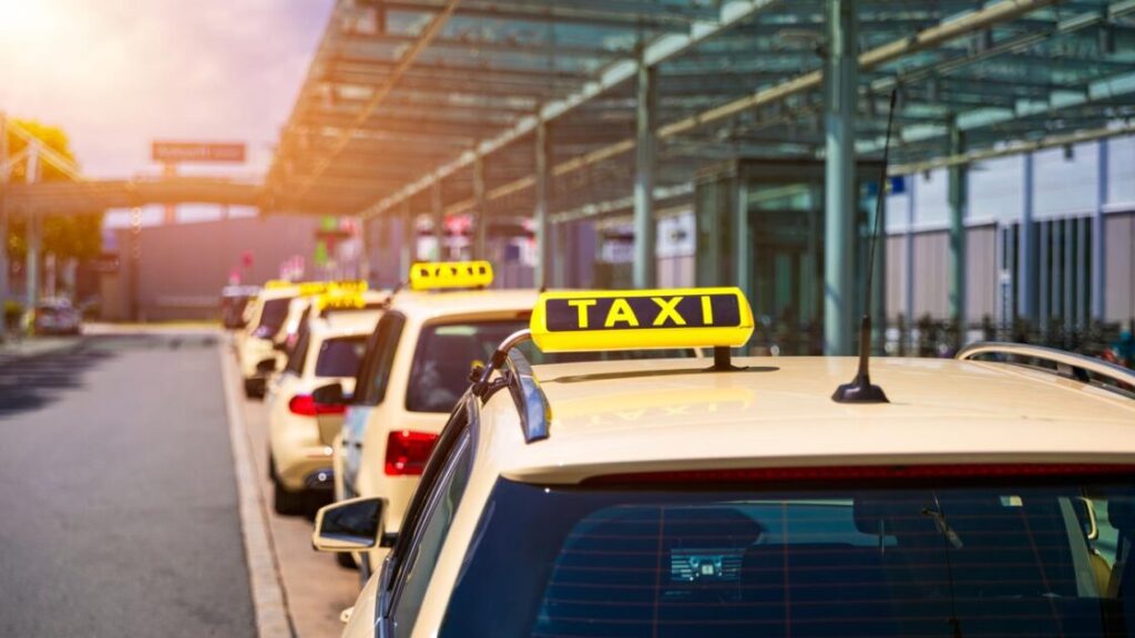 Gids voor het makkelijk boeken van een taxi vanaf de luchthaven met tips voor betaling en locatie