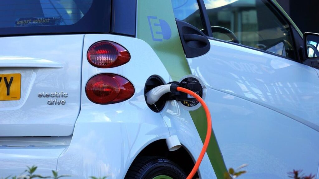 Mobiele laadpaal voor elektrische voertuigen op een evenemententerrein