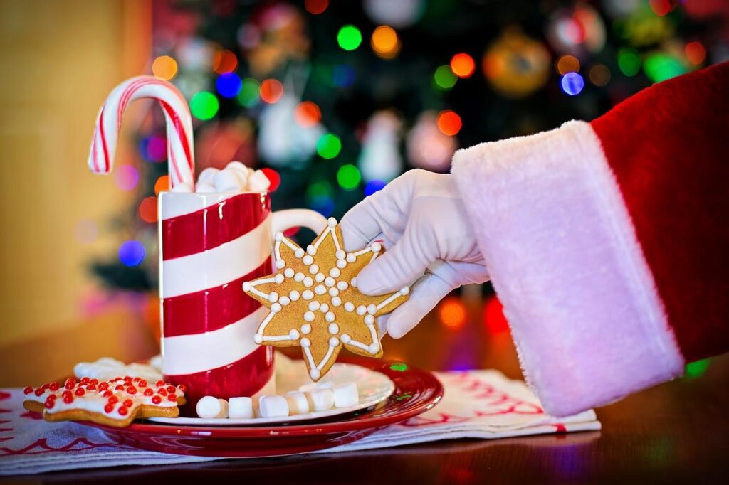 Luxe kerstpakket met hoogwaardige producten zoals wijnen en gourmet delicatessen, mooi verpakt als waardering