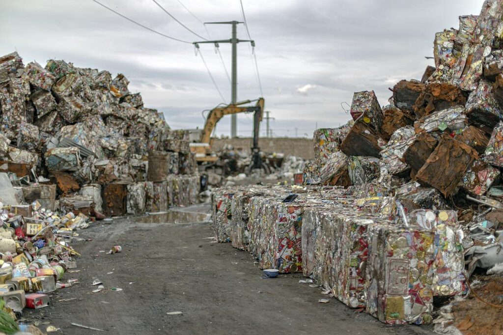 Puincontainer op bouwplaats voor efficiënt bouw- en sloopafvalbeheer en recycling