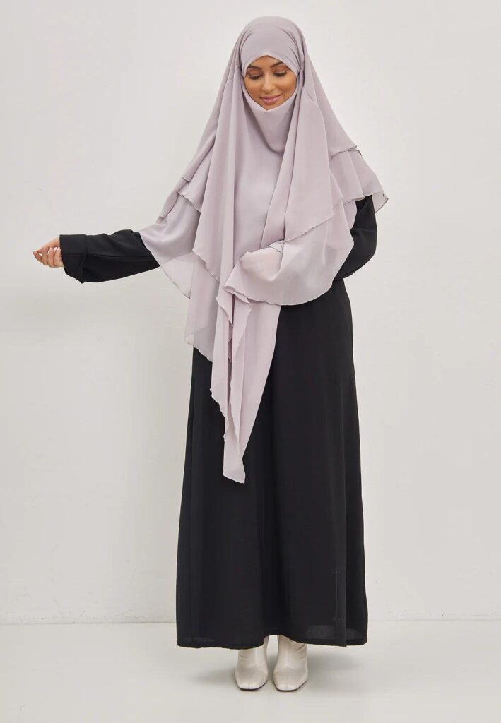 Diverse khimar-stijlen en -materialen uit verschillende regio's, van klassieke zwarte designs tot kleurrijke varianten met bo