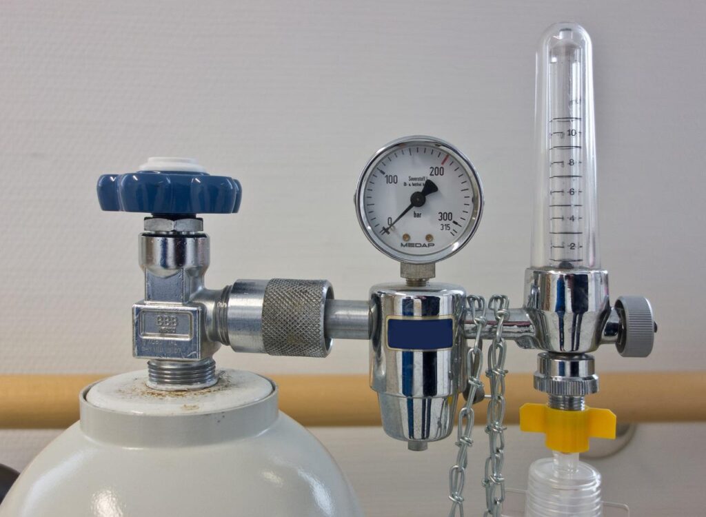 Long Covid patiënt ontvangt zuurstoftherapie behandeling bij Rejuvenate voor herstel en energiebewustzijn