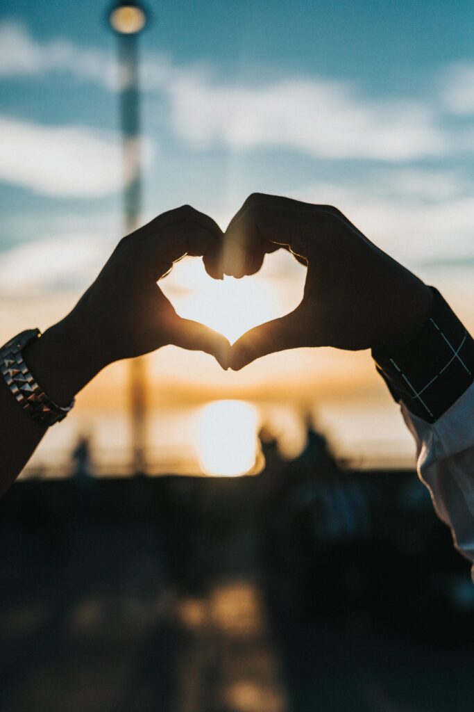 Twee vijftigplussers ontmoeten elkaar via 50-plus dating online platform in het digitale tijdperk