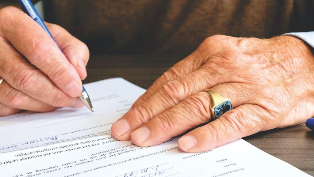 Papierwerk controleren na een verhuizing: adreswijzigingen doorgeven aan instanties, verzekeringen en energiebedrijven