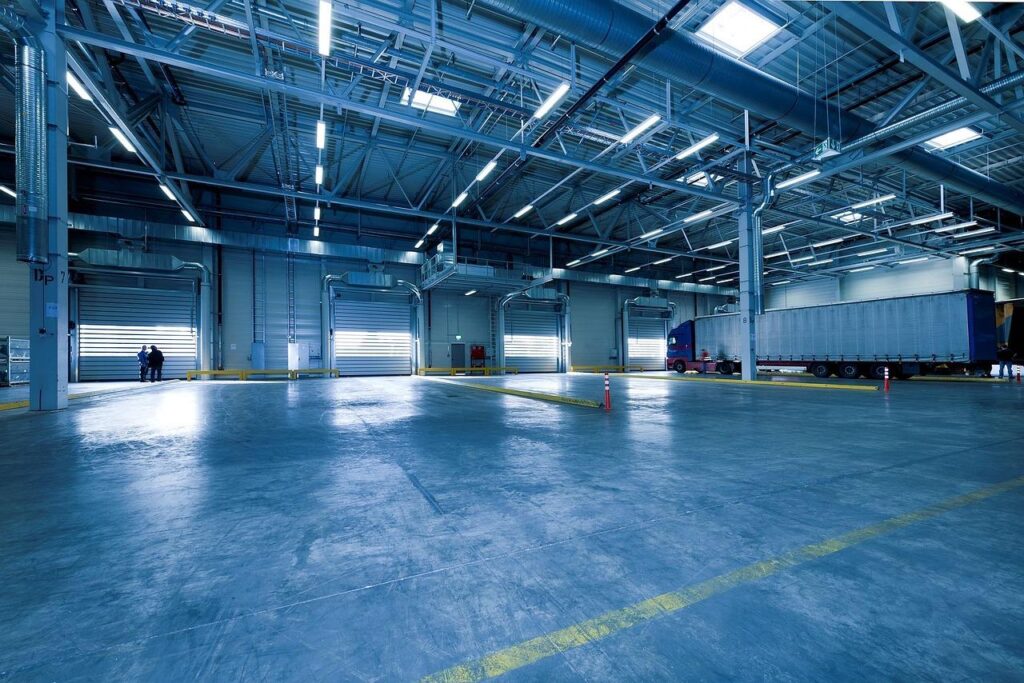 Elektrische heftruck in magazijn met veiligheidstechnologie en ergonomisch ontwerp voor optimale werkveiligheid