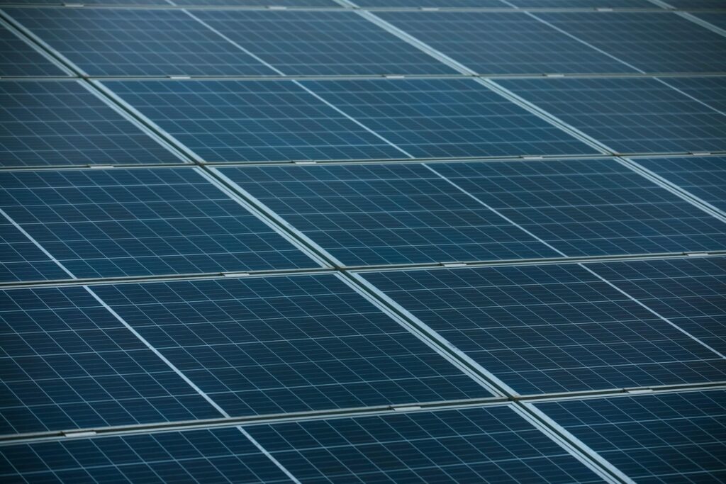 Illustratie van zonnepanelen met accu opslag systeem voor duurzame energieopwekking en -opslag thuis