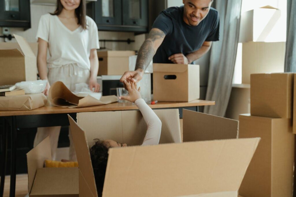 Visuele gids voor slimme stappen bij verhuizen naar een kleinere woning met tips voor inpakken en inrichten