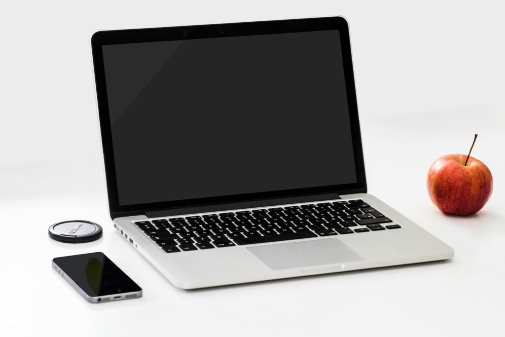 Student met back to school laptop werkend in trein, ideaal voor draagbare en betrouwbare studeertechnologie