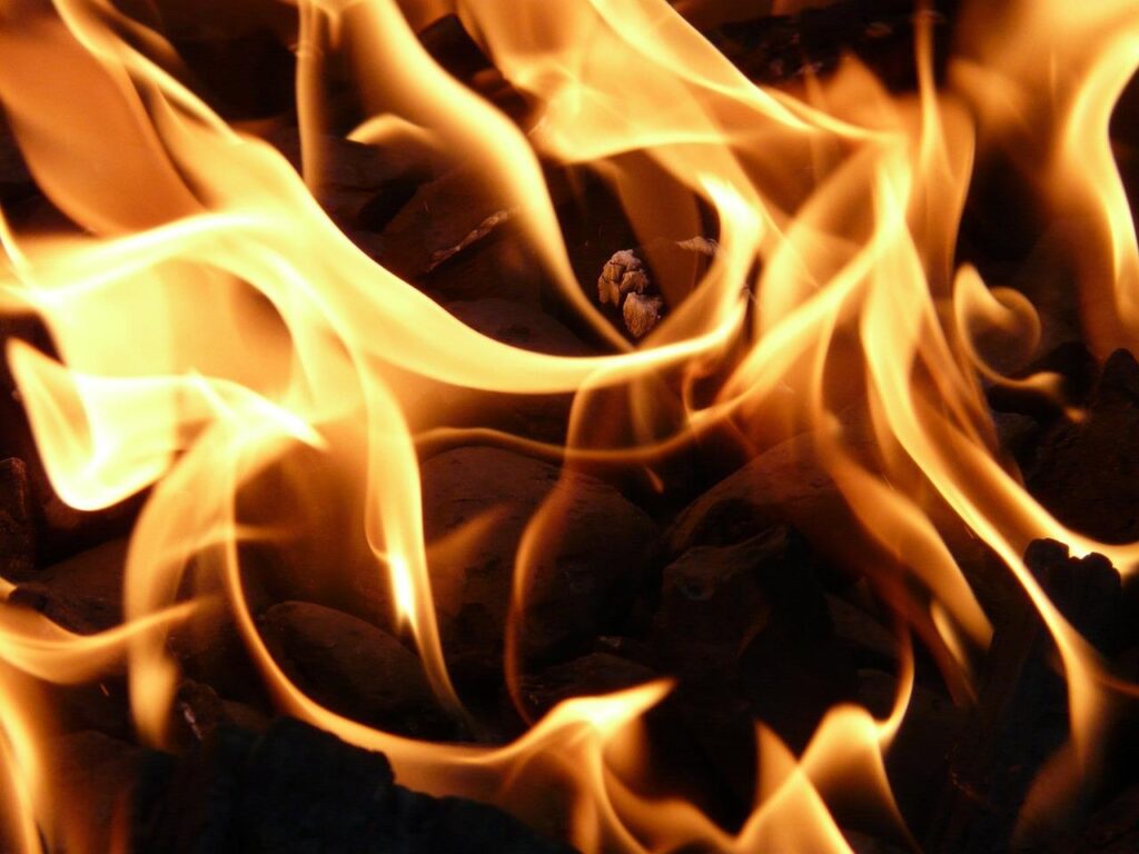 Houtpellets in closeup - cilindervormige staafjes gemaakt van samengeperst zaagsel en houtafval voor duurzame verwarming