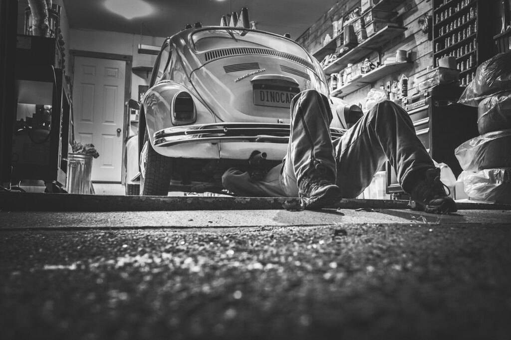 Auto reparatie in Sneek - monteur werkt aan voertuig in professionele garage