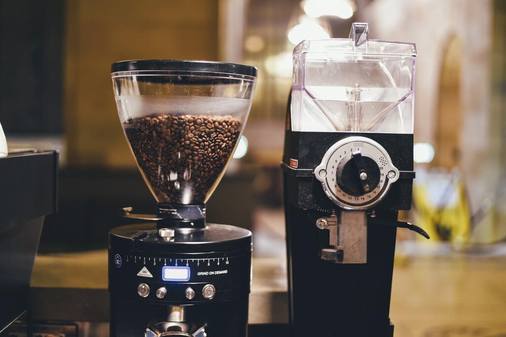 Stappen voor het ontkalken van volautomatische koffiemachines met ontkalkingsmiddel en water