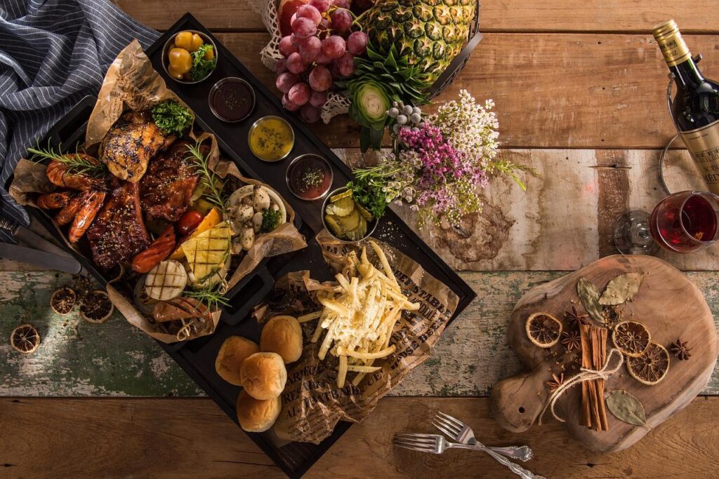 Stijlvolle borrel setting met op maat gemaakte houten planken gevuld met kaas, vleeswaren en hapjes