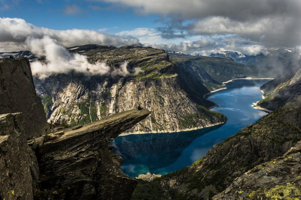 Indrukwekkend landschap van de Noorse fjorden met steile kliffen, bergen en helder blauw water omgeven door natuur