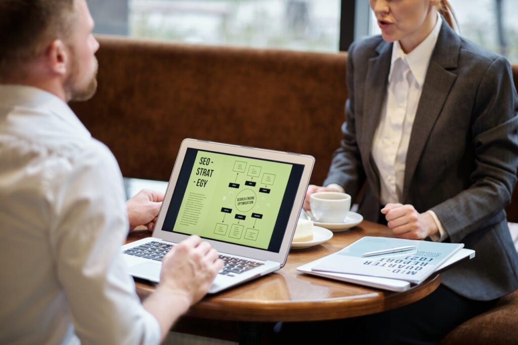 Zakenvrouw werkt aan online marketingstrategie voor bedrijfsgroei