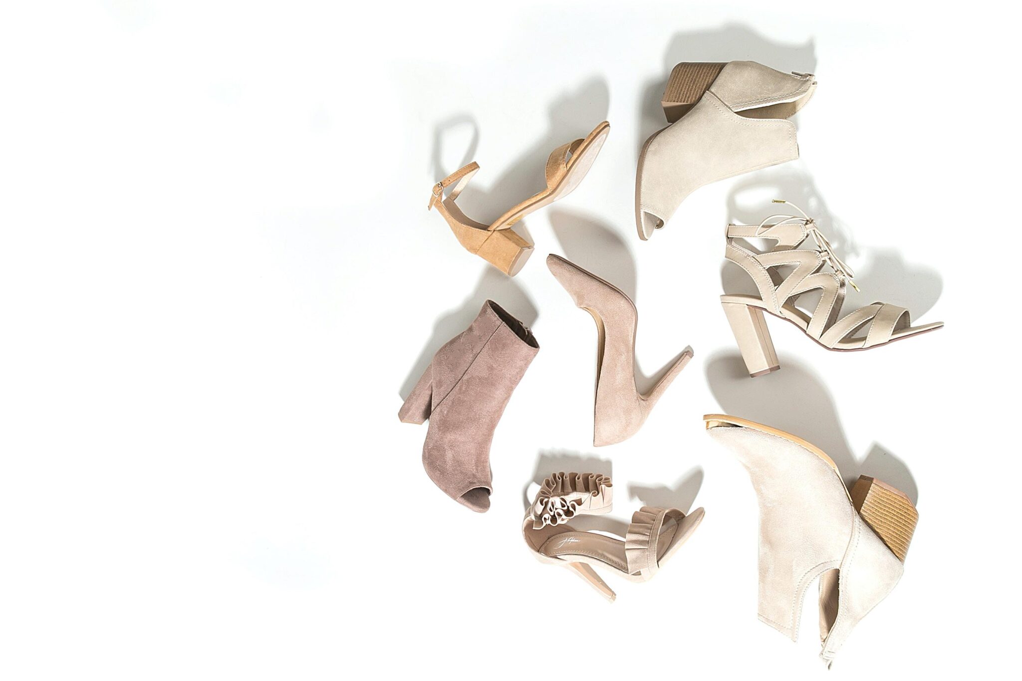 Persoonlijke service bij schoenen kopen in lokale winkel Alphen aan den Rijn, klant en verkoper helpen elkaar