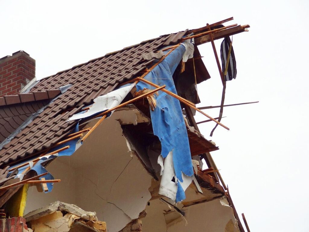 Infographic meest voorkomende oorzaken van daklekkage: versleten dakpannen, verstopte dakgoten en slechte afdichting