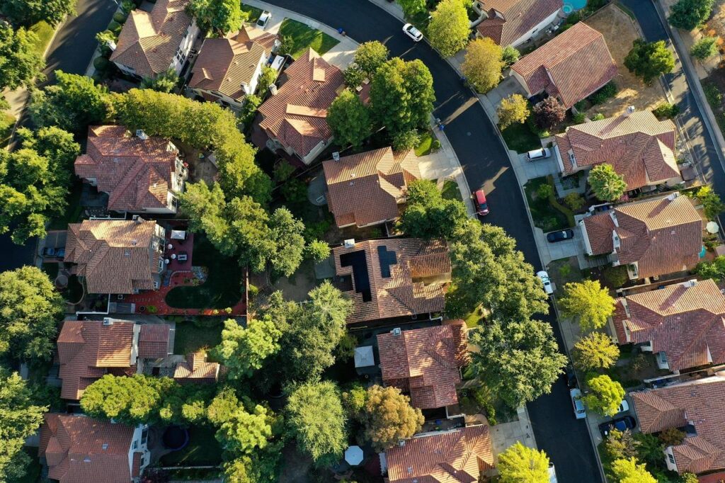 Stappen voor optimale energie-efficiëntie van je woning: isolatie, ramen, verwarming en zonnepanelen.