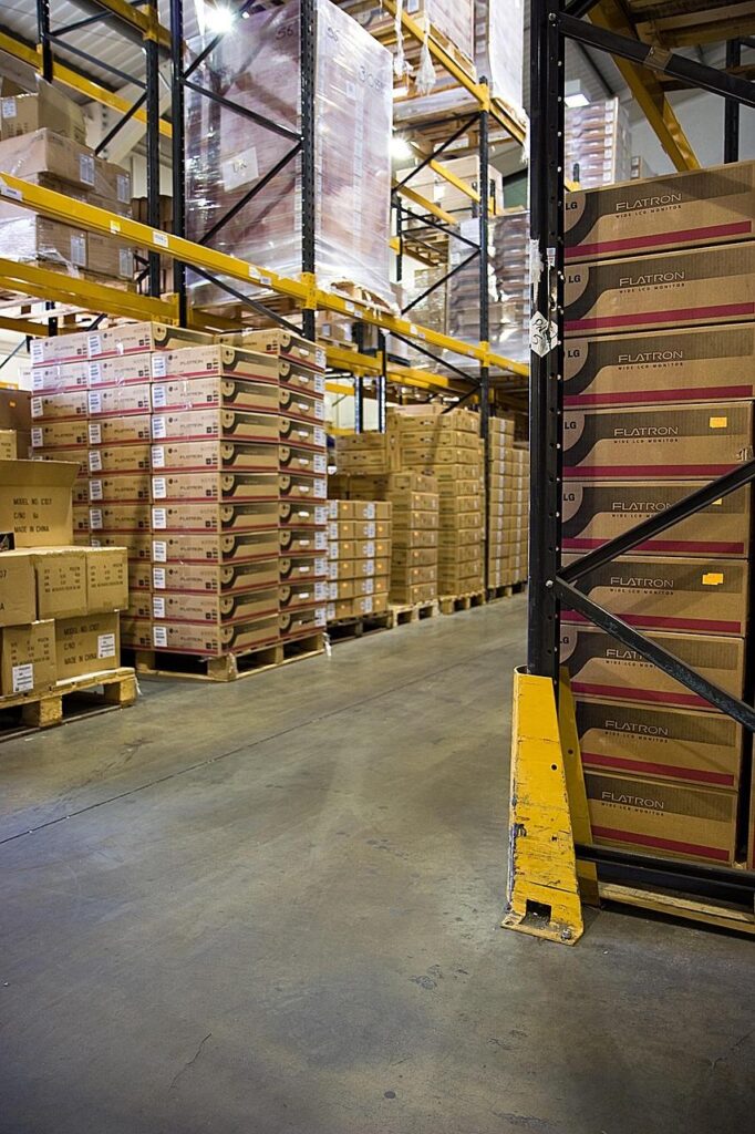 Moderne magazijninrichting met sterke stellingen en optimale opslagoplossingen voor efficiënt werken