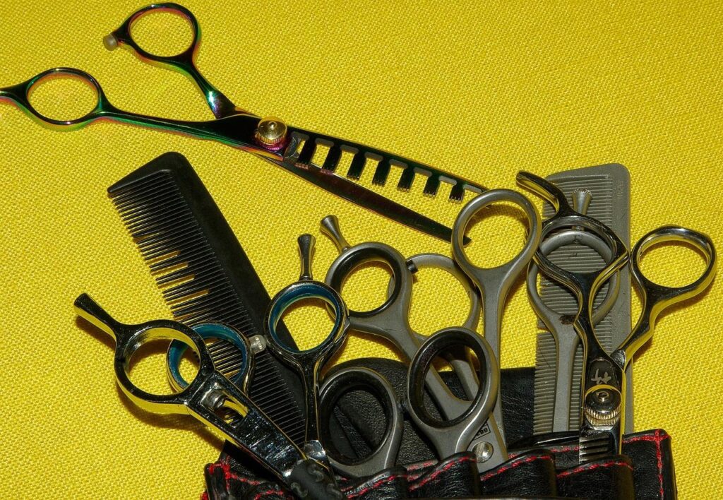 Student oefent meesterlijke kappersvaardigheden onder begeleiding van instructeur bij The Realest Barber Academy