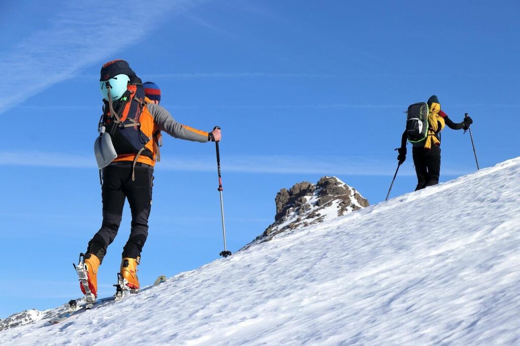 Sneeuwbedekte berglandschap met winterwandelpaden in Mayrhofen, één van de populairste ervaringen buiten de pistes in het Zil